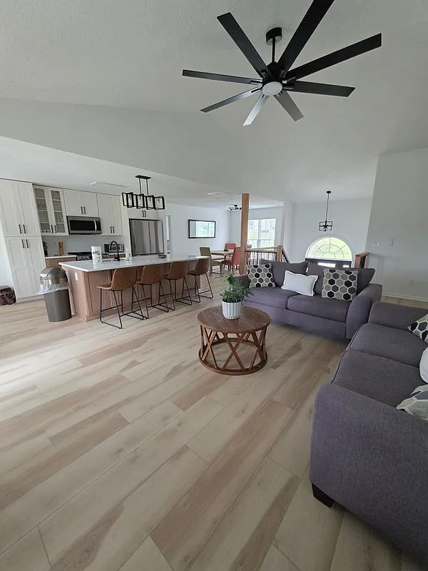 5 bed, 3.0 bath, 2268 sqft, $4,250 — Photo 4