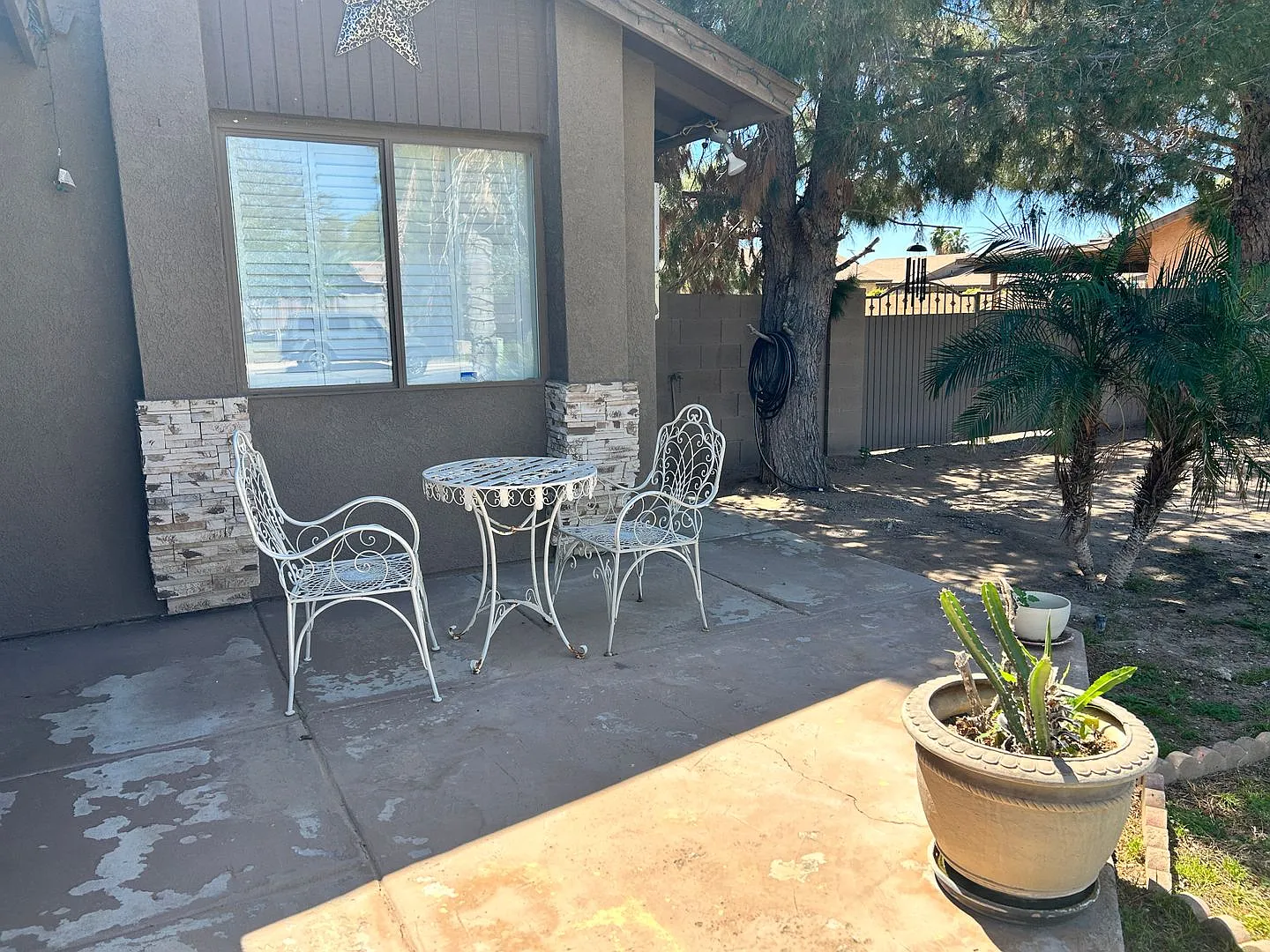 Charming 3-Bedroom Home with Wood Flooring and Large Yard in Yuma — Photo 2