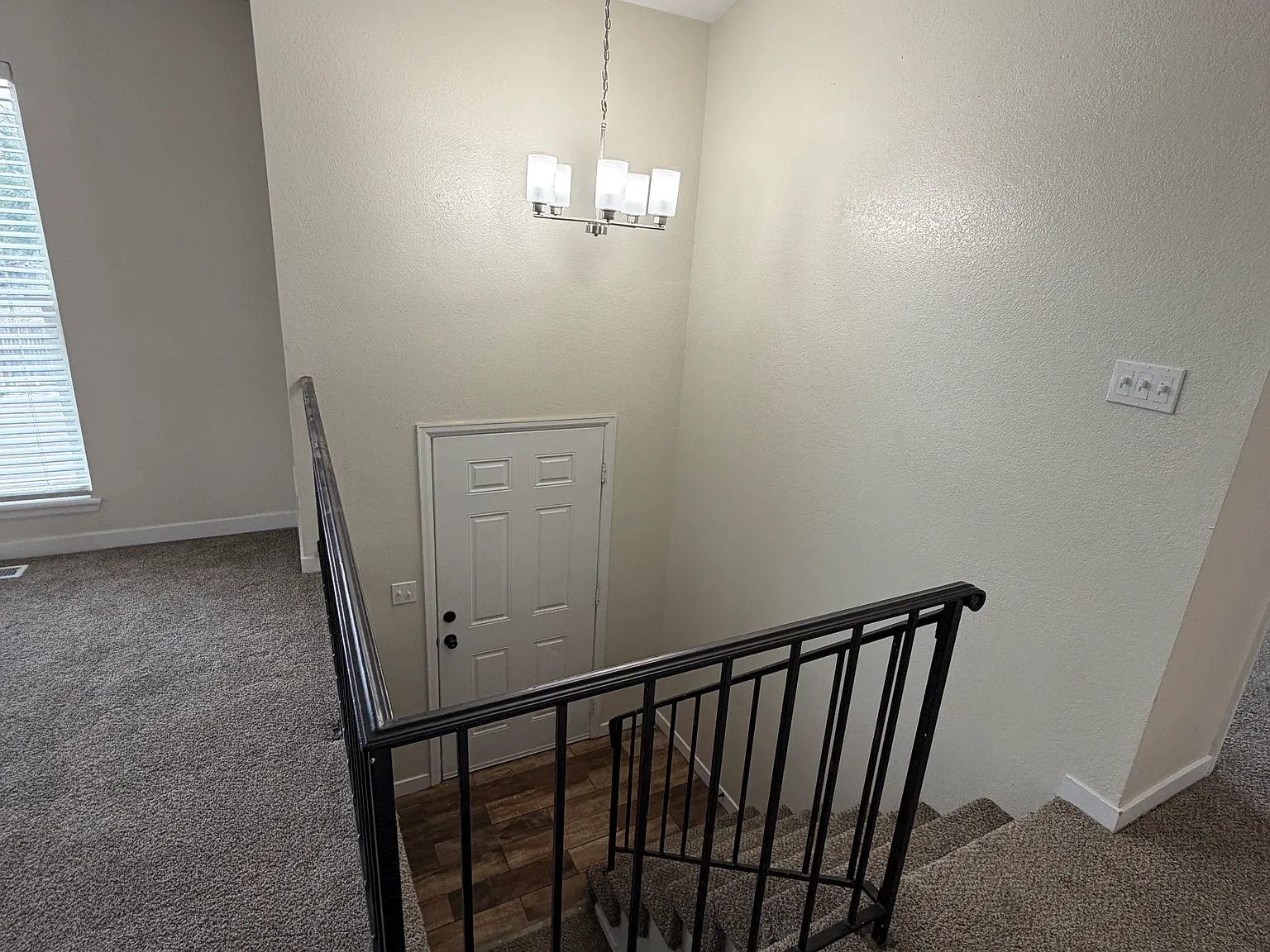 2410 Clarendon Dr — Photo 2
