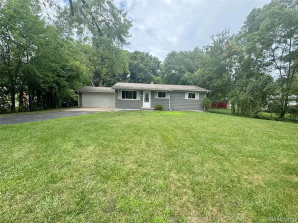 4880 Forest Ave, Waterford, MI 48328