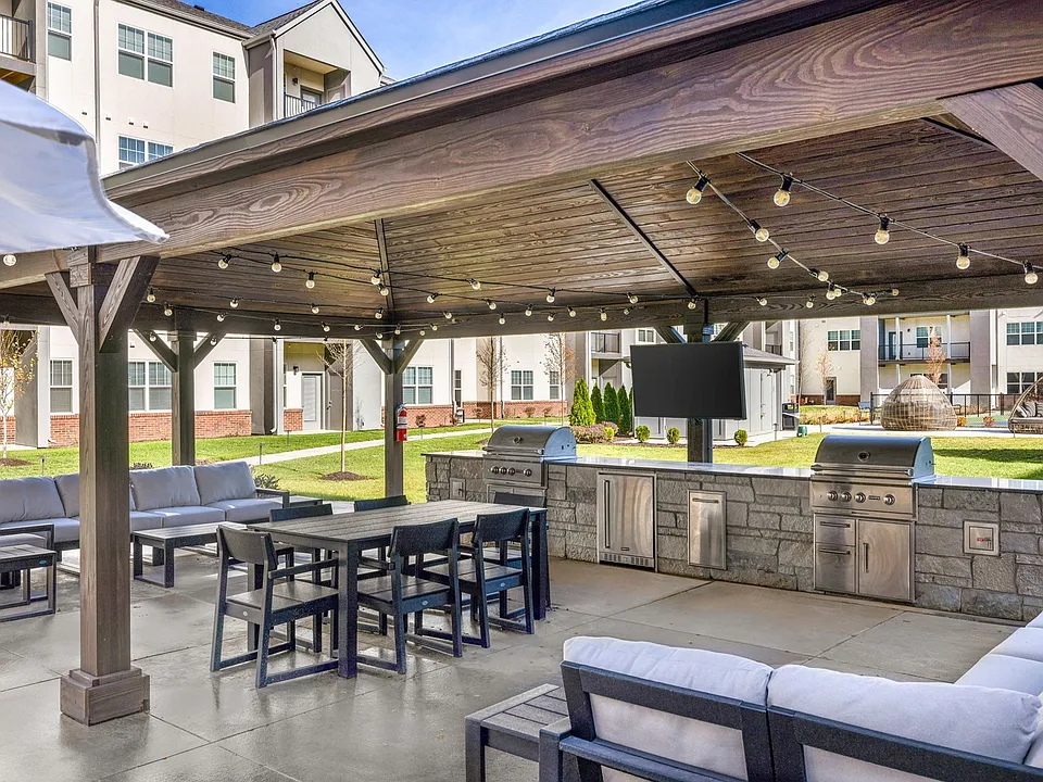 VistaRiverwest-OutdoorKitchenGrillRotisserie1