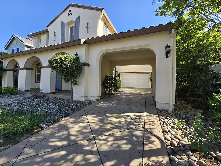 626 W La Canada Ave — Photo 2