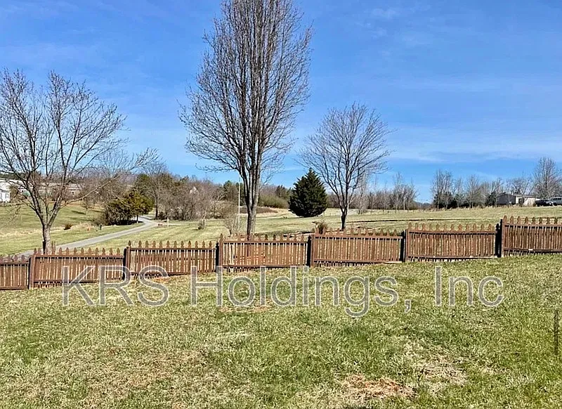 3 bed, 2.0 bath, 1600 sqft, $2,195 — Photo 3