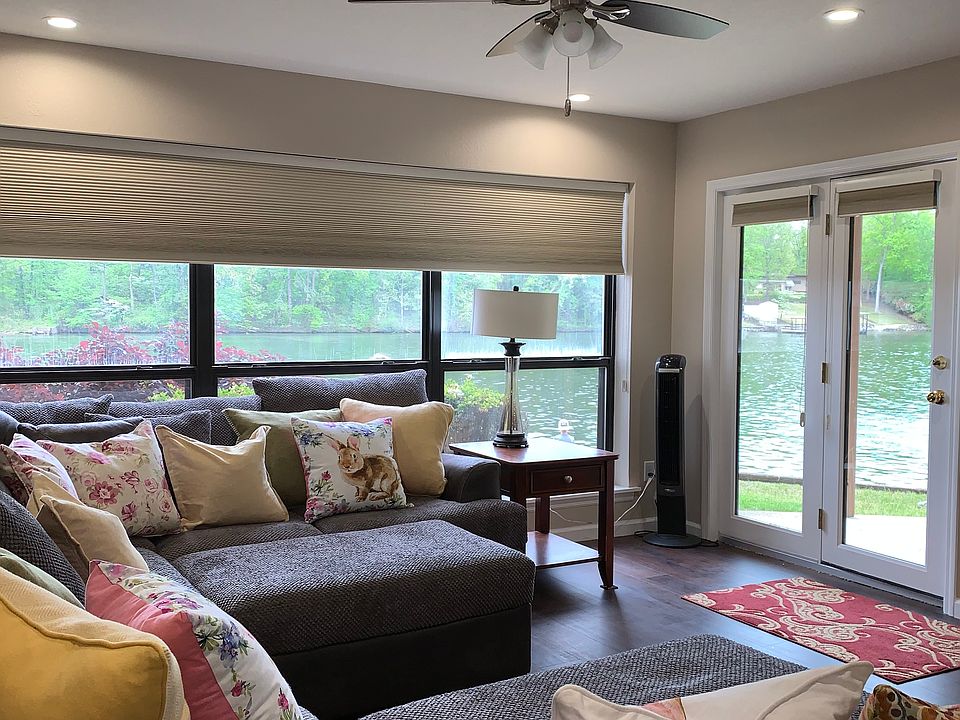 Beautiful Lake View - Couch