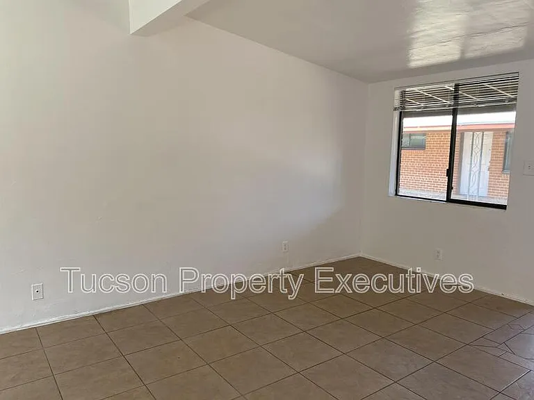 1646 N Beverly Ave — Photo 12