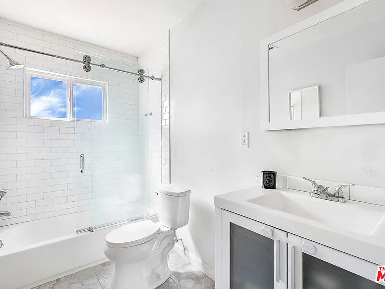 1205 N Genesee Ave — Photo 12