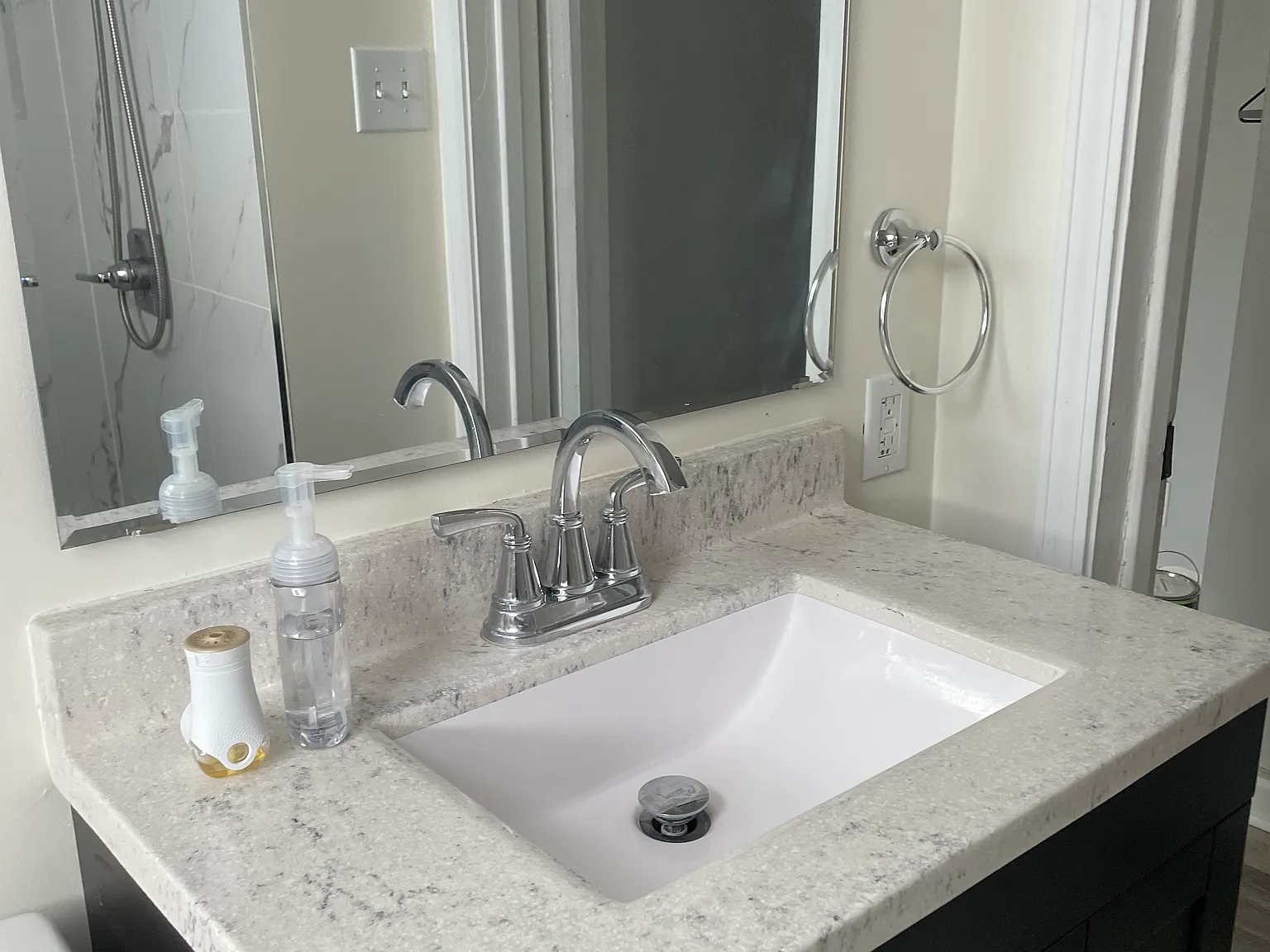 3 bed, 924 sqft, $1,700 — Photo 2