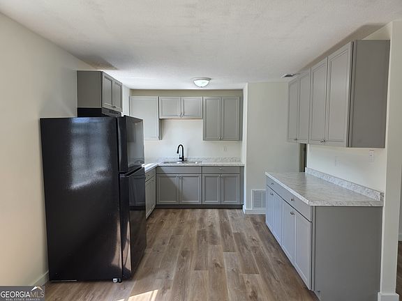 5th image of 309 E 3rd St