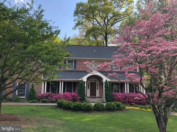 10305 Hickory Forest Dr, Oakton, VA 22124