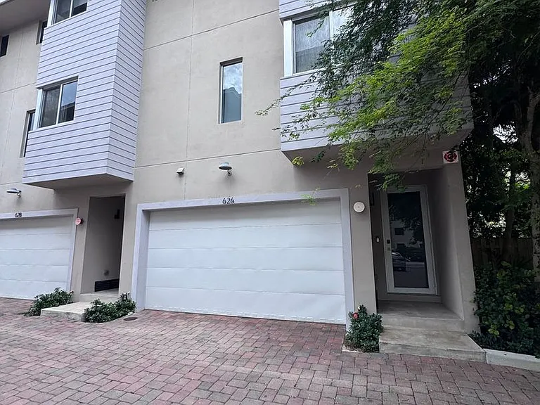 612 NE 12th Ave — Photo 1