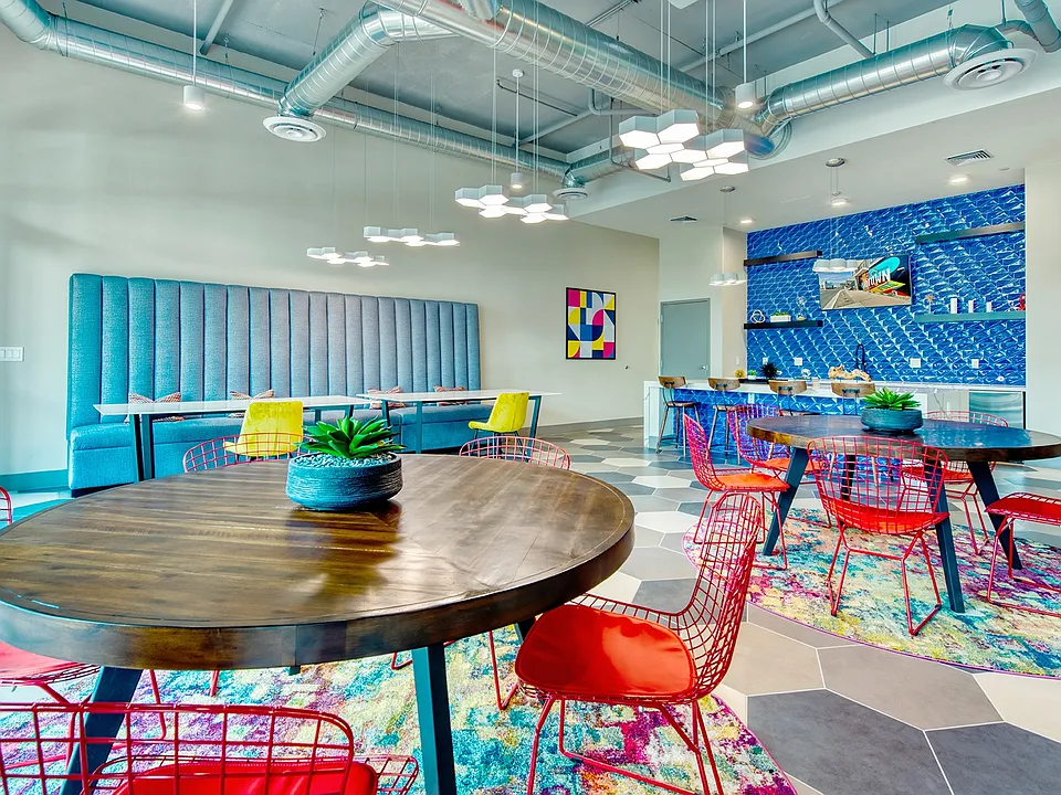Building Photo 4