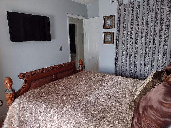 5th image of 8220 48th Ave N APT B