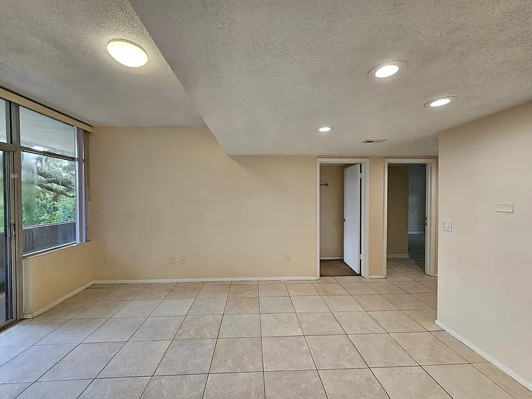 2818 SW 2nd Ave — Photo 36