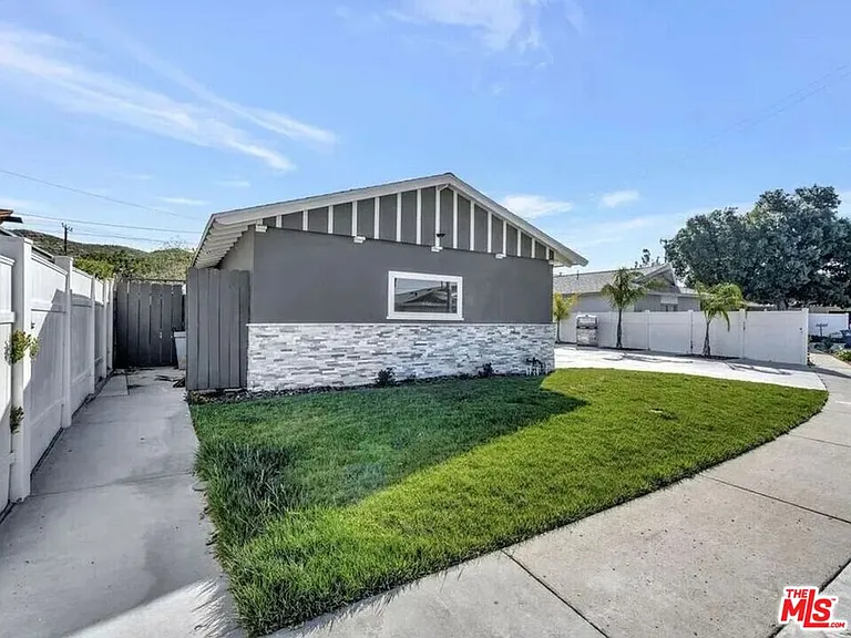 28040 Ermine Pl — Photo 4