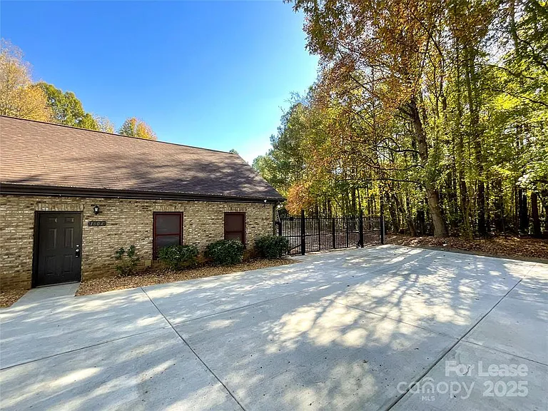 1804 Lucas Ln — Photo 12