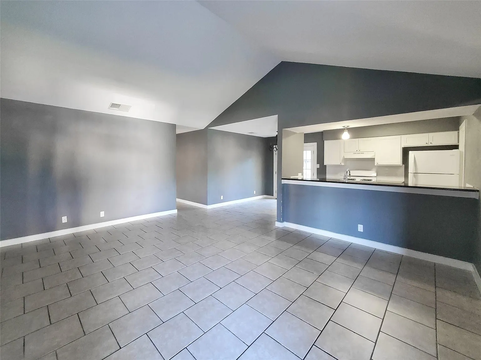 3 bed, 2.0 bath, 2179 sqft, $1,595 — Photo 2