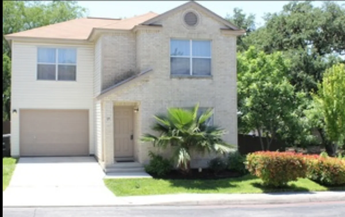 4 bed, 2.5 bath, 1650 sqft, $1,649 — Photo 1