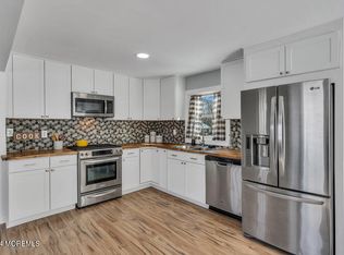 10 Conover Ln, Manalapan, NJ 07726