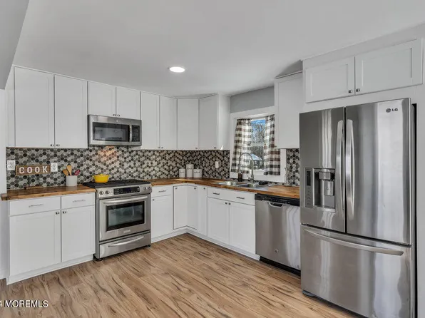 10 Conover Lane, Manalapan, NJ 07726
