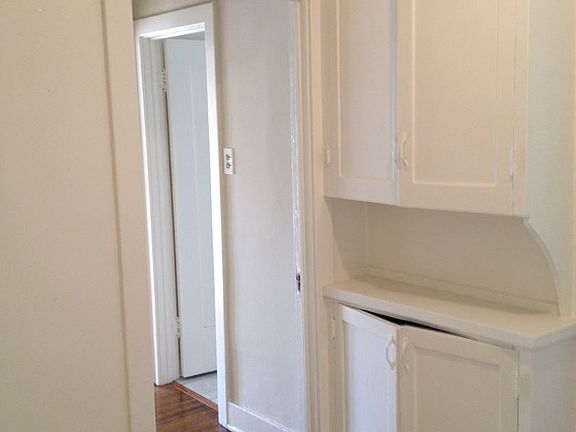 5th image of 940 1/2 N Martel Ave