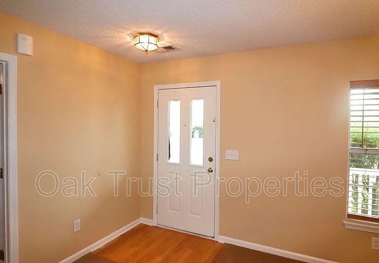 538 Holiday Dr — Photo 3