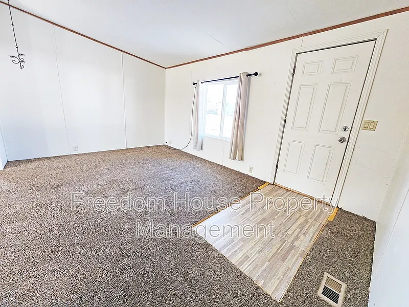 3 bed, 2.0 bath, 940 sqft, $1,291 — Photo 2
