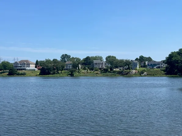 22 Eisenhower Rd, Swansea, MA 02777