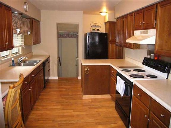 3rd image of 712 E Wood Dr