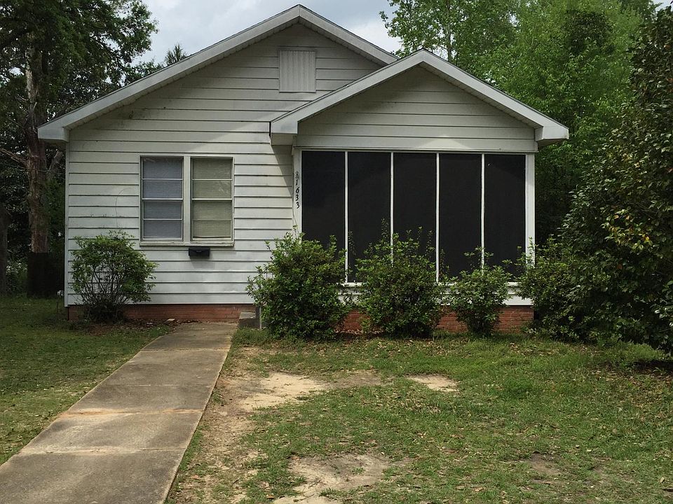 Front of home with screened in porch.