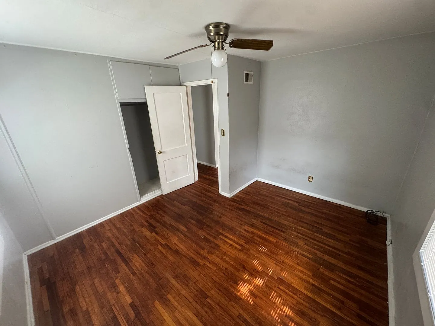 2 Bedroom House in Peoria Hardwood Floors Throughout, Yard & Off-Street Parking, Section 8 Welcome — Photo 4