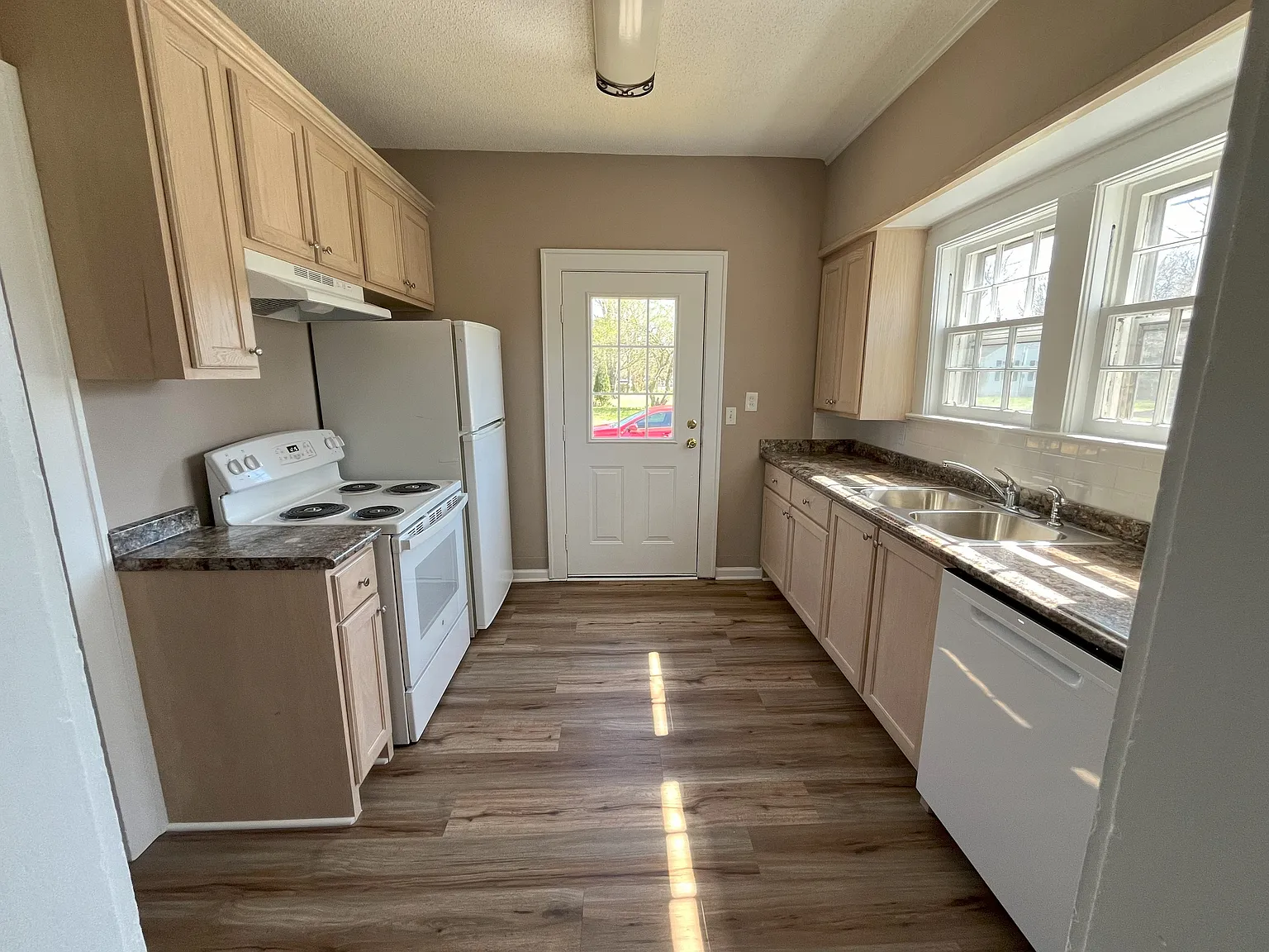 3 bed, 1250 sqft, $1,550 — Photo 3