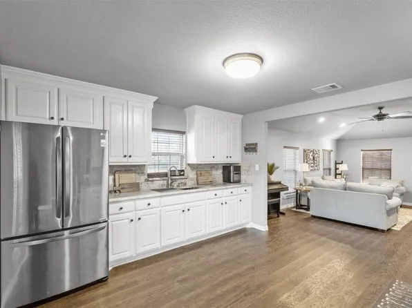 504 W Cotter Ave, Alvarado, TX 76009