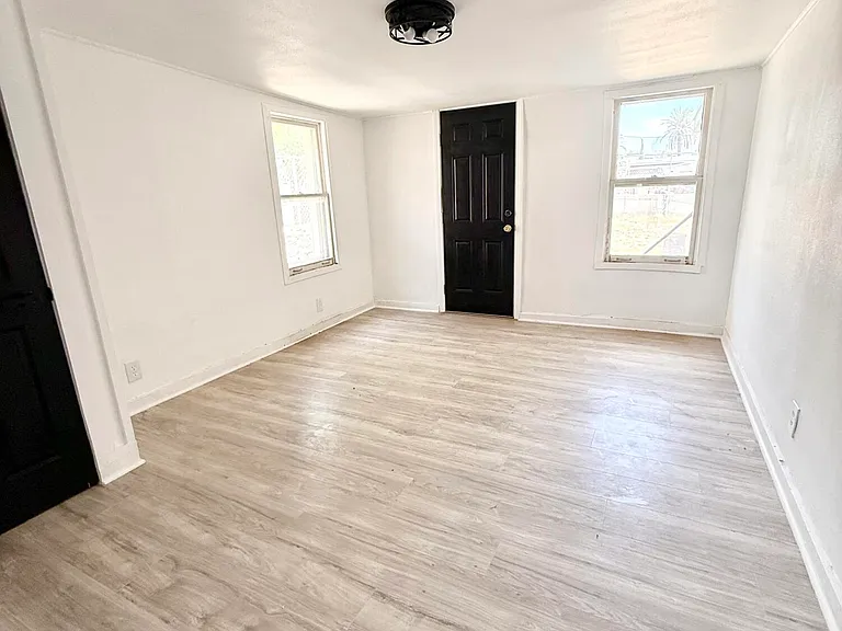 3203 Frankfort Ave — Photo 8