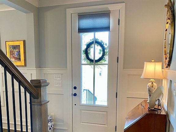 4th image of 813 Commons Ln