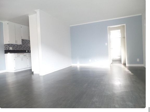 2nd image of 13751 Oxnard St #203