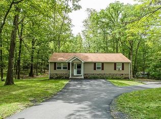 564 Black Oak Dr, Tannersville, PA 18372