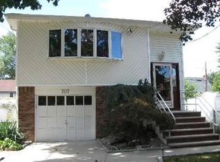707 Kildare Cres, Seaford, NY 11783