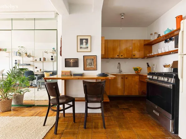 210 East 36th Street image 2 of 5