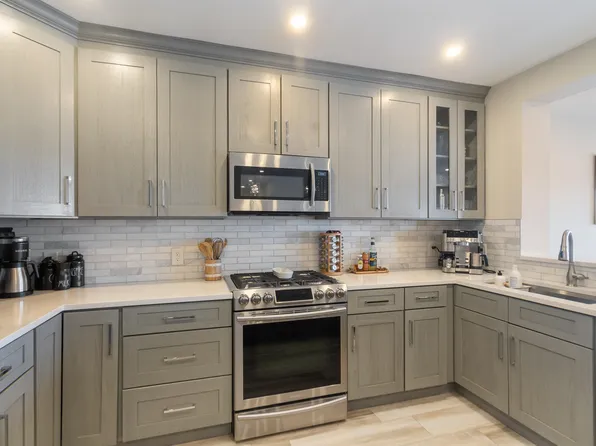 302 The Promenade image 21 of 48