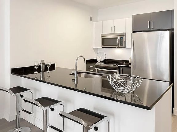 3rd image of 70 Pine St APT 727