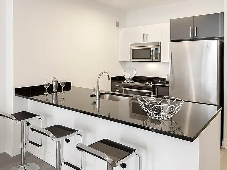 70 Pine St #1420 — Photo 2