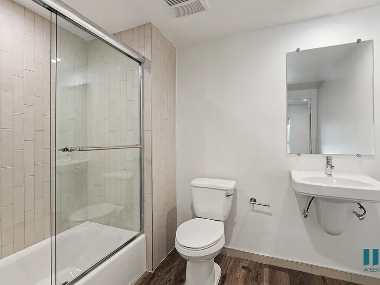 Bathroom with Shower Bath with Glass Door
