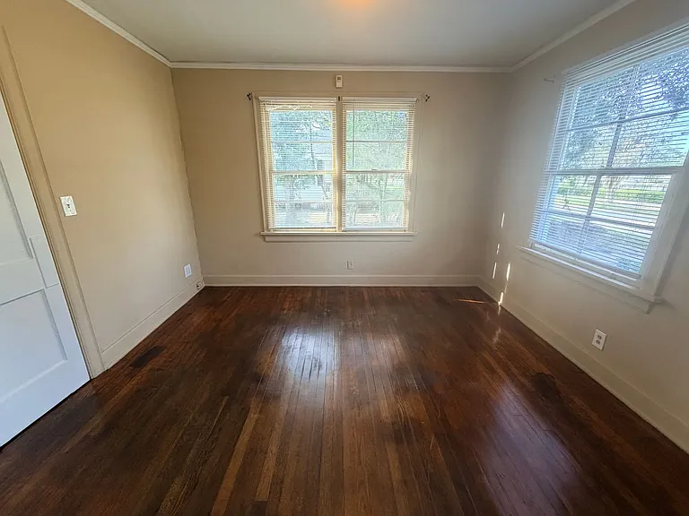 1211 N Oak St — Photo 6