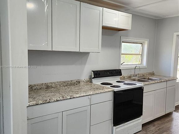 5th image of 342 E Hibiscus St