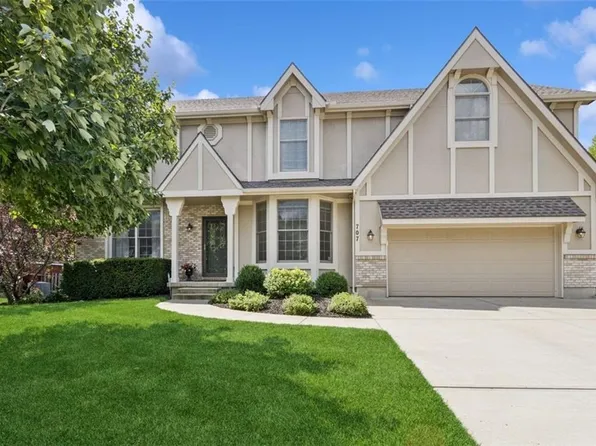 707 Cottonwood Dr, Lansing, KS 66043
