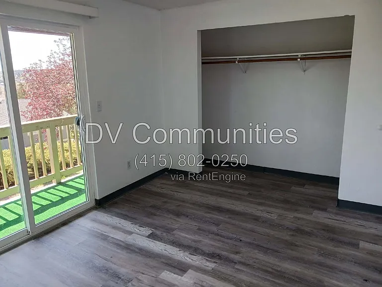 389 NE 10th St #12 — Photo 7