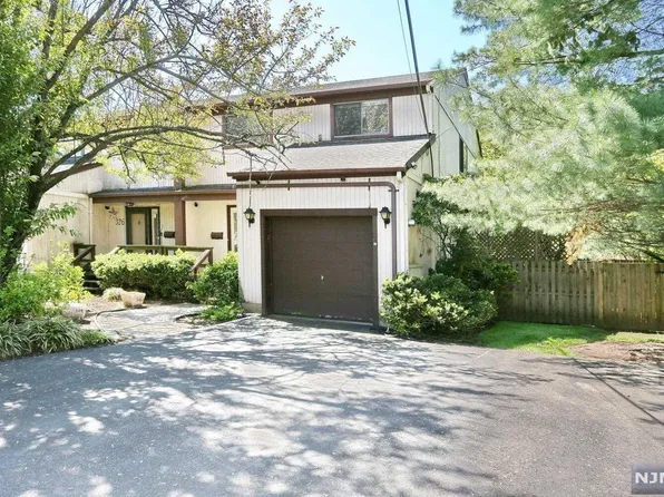 324 E Main St, Bergenfield, NJ 07621