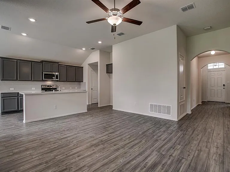 454 Stuart Ln — Photo 5