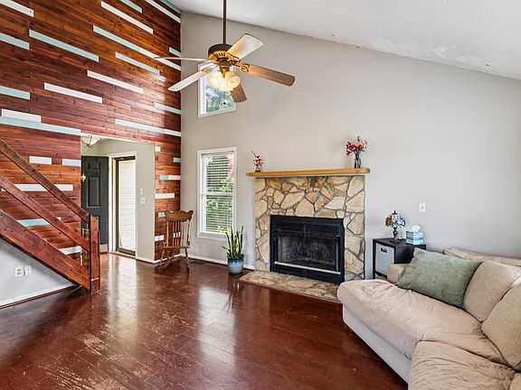 3rd image of 713 Jameson Rd