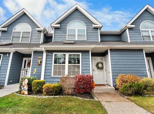 8 Sunridge Lane, Islip, NY 11751